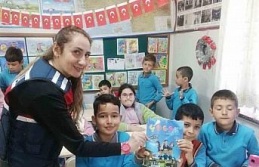 Jandarma ekipleri öğrencileri bilgilendirme faaliyetlerine devam ediyor