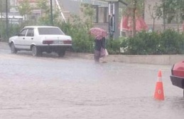 Koçarlı’da vatandaşlar sağanak yağışa karşı...