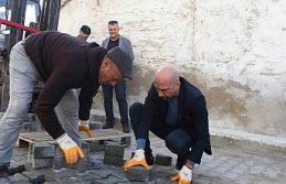 Başkan Arıkan eldivenleri giydi, kolları sıvadı parke taşı döşedi