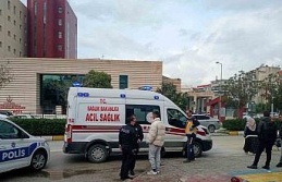 Yolda fenalaşan genç kız ambulansla hastaneye kaldırıldı