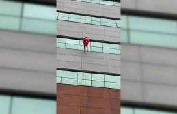 Türk bayrağına saldırıya Aydın’dan tepki: 30 metreye tırmanıp zirveye astı