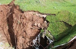 Eski su kuyusunun olduğu yol çöktü obruk oluştu