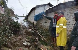 Germencik’te sağanak yağış sonrası başkan çizmeleri giyip sokağa çıktı
