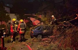 Önce duvarı yıktı sonra otomobilin üzerine devrildi:...