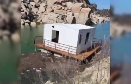 Çine Barajı’nda yüzen ev