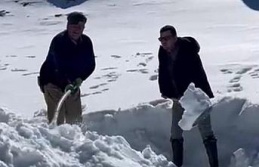 Dondurucu zirvede toplanan kar, yazın serinleten...