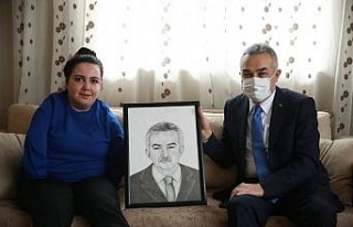 Ayağı ile çizdiği kara kalem portreyi Milletvekili...