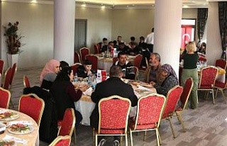 Başkan Atay, apartman görevlileri ile bir araya...