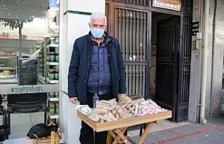 Bir metre karelik tezgah ile 4 çocuk yetiştirdi