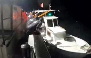 Denizde mahsur kalan üç kişi kurtarıldı