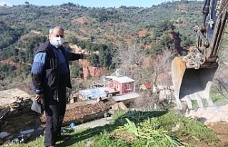 Efeler Belediyesi düşme tehlikesi bulunan kayayı...