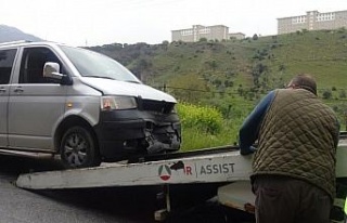 Efeler’de 2 araç kafa kafaya çarpıştı