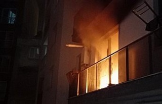 İtfaiye ekipleri kapıyı kırdı, alevlere müdahale...