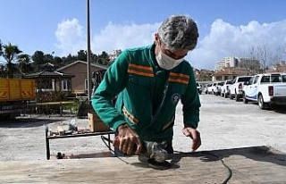 Kuşadası’nda kent mobilyaları usta ellerde yeniden...