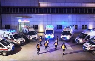 Sağlıkçılar zeybek oynadı, moral verdi