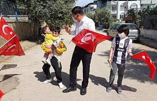 Başkan Özcan, çocuklara Nutuk ve bayrak hediye...