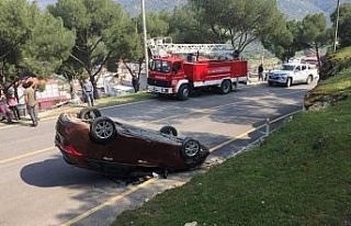 Devrilen otomobildeki 4 kişi hafif şekilde yaralandı