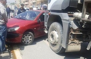 Kamyon önüne kattığı otomobili sürükledi