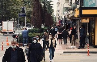 Kırmızıya dönen Aydın’da, sokaklardaki kalabalık...