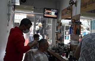 Kuşadası’nda tam kapanma öncesi berberlerde yoğunluk...