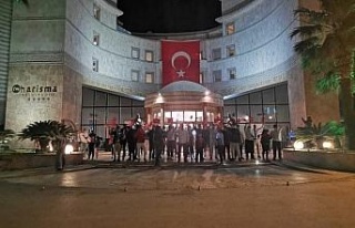 Kuşadası’nda vatandaşlar İstiklal Marşı’nı...