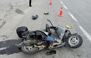 Motosiklet ile otomobil kafa kafaya çarpıştı:...