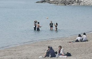 Sıcak havayı gören kendini denize attı