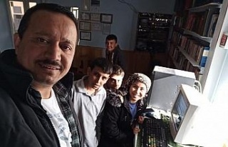 Cami imamının bilgisayar çağrısına vatandaşlar...