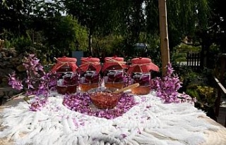 Erguvan Çiçeği reçeli hem göze, hem damağa hitap...