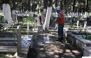 Kuşadası Belediyesi mezarlıkları çiçeklerle...