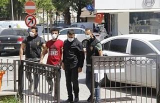 Otomobilde uyuşturucu, evde silah ele geçirildi