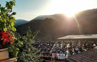 Tarihi köyde bayram namazı açık alanda kılındı