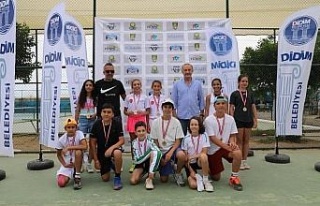 Tenisçiler ödüllerini Atabay’ın elinden aldı