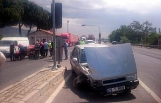 Traktör ile otomobil çarpıştı: 3 yaralı