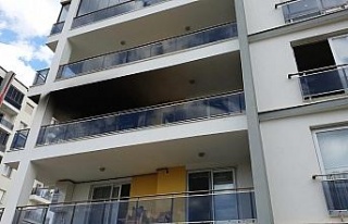 Alevlerden pencereden atlayıp kurtuldu