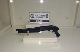 Arabadan etrafa tüfek gösterdiler, yakalandılar