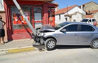 Aydınlatma direğine çarpan sürücü yaralandı