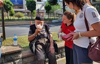 Bastonu kırılınca refüjden düşerek yaralandı