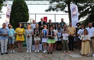 Efeler Belediyesi Tenis Turnuvası ödülleri sahiplerini...