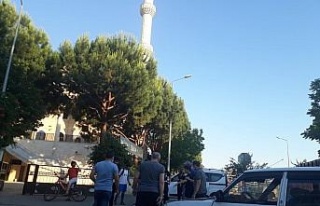 Kontrolsüz yola çıkan motosiklet, otomobile çarptı