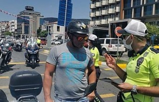 Kuşadası polisinden kask uyarısı