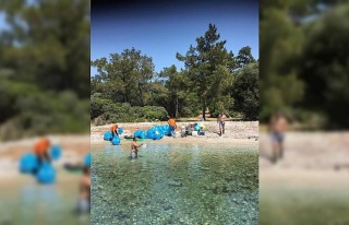 Milli Park’taki kıyıya vuran çöpler temizlendi