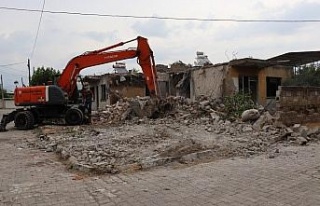 Nazilli’de metruk binalar tespit edilerek yıkılıyor