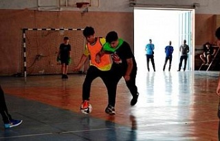 Öğrenciler futbol turnuvasında ter döküyor