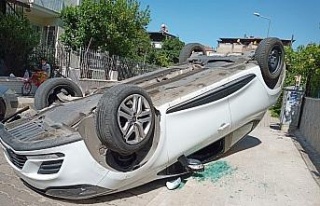 Park halindeki araca çarpıp takla attı: 1 yaralı