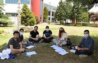 Rektörden öğrencilere çay ikramı