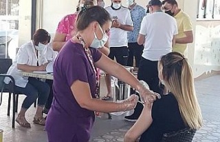 Söke’de kurulan mobil istasyonda Covid-19 aşısına...