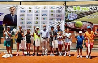 Tenisçiler ödüllünü Başkan Atabay’ın elinden...