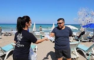 Aydın Büyükşehir Belediyesi sahillerde maske dağıttı