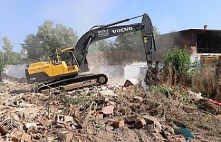 Belediye tehlike arz eden metruk binayı yıktı